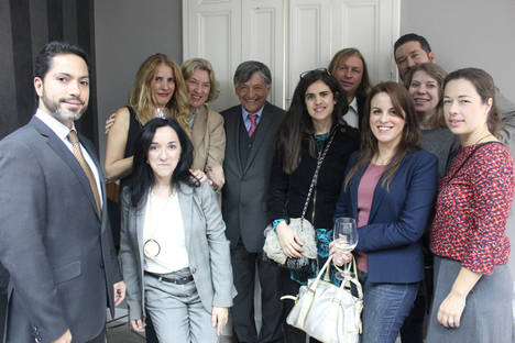  Embajador Calahorrano junto a un grupo de alumnos del ISDE