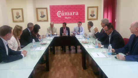 El director general de Comercio de la Junta de Andalucía conoce el desenvolvimiento de la Camara de Huelva