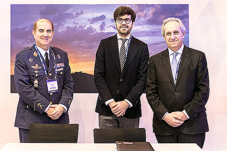 De izqda a dcha en la fotografía, el jefe de la División de Operaciones del Estado Mayor del Aire, general de brigada, Fernando de la Cruz Caravaca, el director general de Aviación Civil,  Raúl Medina, y el director general de ENAIRE, Ángel Luis Arias.