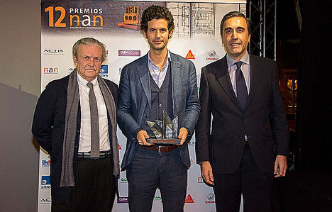 Edgar Bueso-Inchausti recibe el premio.