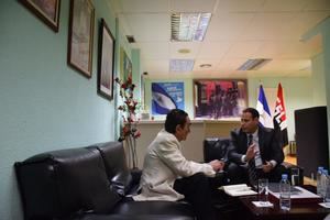 El Excmo. Sr. Ministro asesor para Política y Asuntos Internacionales de la Presidencia de Nicaragua, Sidhartha Marín (dcha) durante la entrevista con D. Joaquín Ríus.