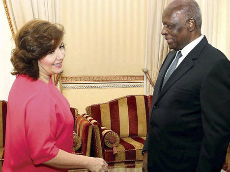 El Presidente de Angola, José Eduardo dos Santos, durante su encuentro con la embajadora de España, Julia Olmo.