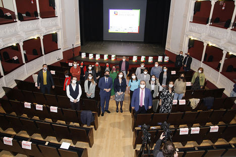 El alcalde de Palencia y la Concejala con los equipos de emprendedores.