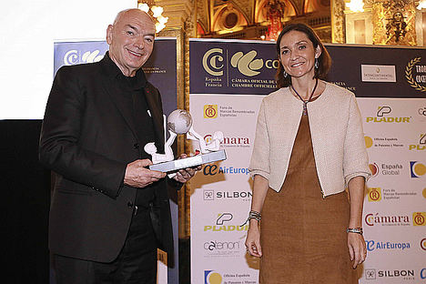 El arquitecto Jean Nouvel junto a la ministra de Industria, Comercio y Turismo, Reyes Maroto.