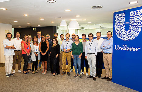 El comité de dirección de Unilever España, junto con los emprendedores seleccionados, en la sede de Unilever en Viladecans.