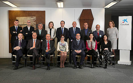 El consejero delegado de CaixaBank, Gonzalo Gortázar, con los miembros del Comité Consultivo de Accionistas