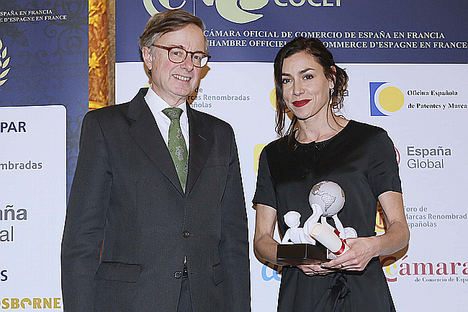 El embajador de España en Francia, Fernando Carderera, junto a la cantante francesa Olivia Ruiz.