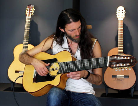 El guitarrista Estas Tonne con su MR de 10 cuerdas