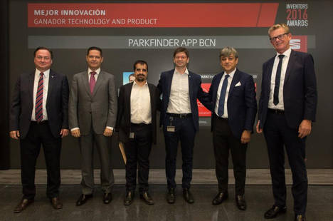 El presidente de SEAT, Luca de Meo, Klaus Ziegler, Xavier Ros y Dr. Matthias Rabe con los ganadores de la categoría de Mejor Innovación