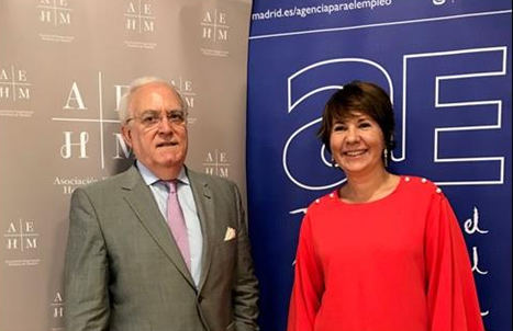 El presidente de la AEHM, Gabriel García, y la gerente de la Agencia para el Empleo de Madrid, Belén García.