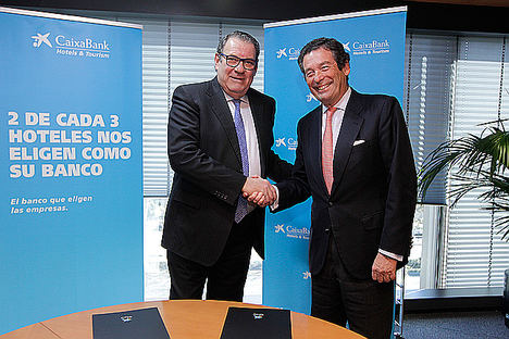 El presidente de la Confederación Española de Hoteles y Alojamientos Turísticos, Juan Molas, y el director ejecutivo de Banca de Empresas de CaixaBank, Luis Cabanas.