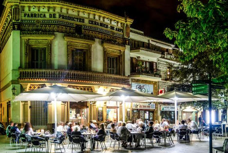 El restaurante La Plaça convive entre los principales atractivos turísticos de Sant Cugat del Vallès