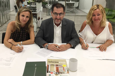 Emiliano Bermúdez, Subdirector General de donpiso, junto a Mª Mar Zapater (izquierda) y Elena Robres (derecha), nuevas franquiciadas de donpiso en Zaragoza.