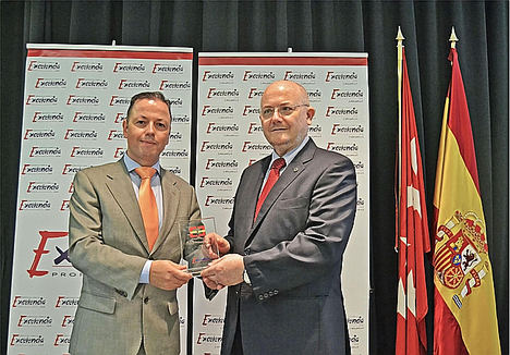 Emilio Guillén, Director Gerente de FIN&Home Inmobiliaria recoge el premio.