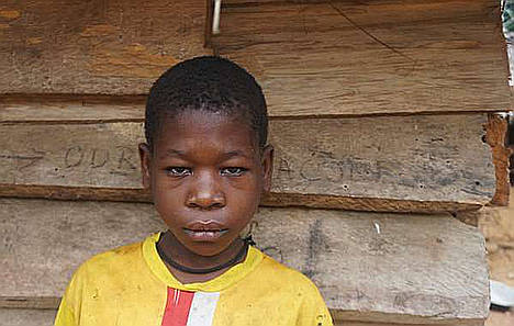 En 2016 esta niña baka fue torturada en Camerún por una patrulla antifurtivos financiada por WWF cuando tenía 10 años.