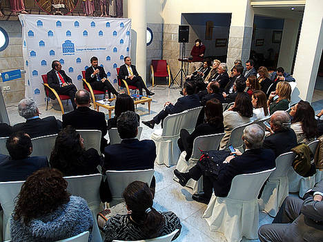 Hugo Aznar recibe de manos del ministro de Justicia el II Premio Miramar que organizan el Colegio de Abogados y la Fundación Manuel Alcántara