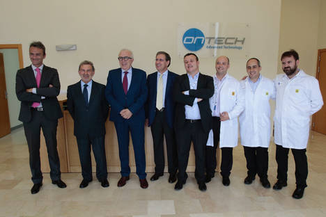 En el centro, José Sánchez Maldonado, consejero de Empleo, Empresa y Comercio de la Junta de Andalucía; Isidoro Sánchez, presidente de Ontech; Juan Aponte, CEO de Ontech