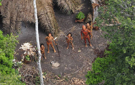 En la Amazonia hay alrededor de un centenar de pueblos indígenas no contactados. Sabemos muy poco sobre ellos, pero muchos han expresado su claro deseo de permanecer aislados.
