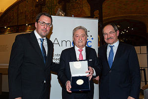 Pedro Mier, presidente de AMETIC y Raül Blanco, Secretario General de Industria y PYME, entregan la V Medalla de Oro al empresario vasco Ángel Iglesias