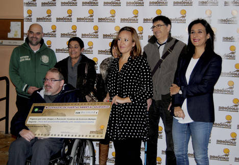 Dinópolis hace entrega a ATUEM de 11.570 euros de sus jornadas solidarias