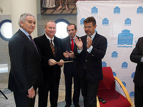 Hugo Aznar recibe de manos del ministro de Justicia el II Premio Miramar que organizan el Colegio de Abogados y la Fundación Manuel Alcántara