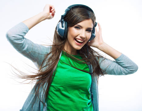 Los españoles alertan del peligro de escuchar música con auriculares a un volumen alto