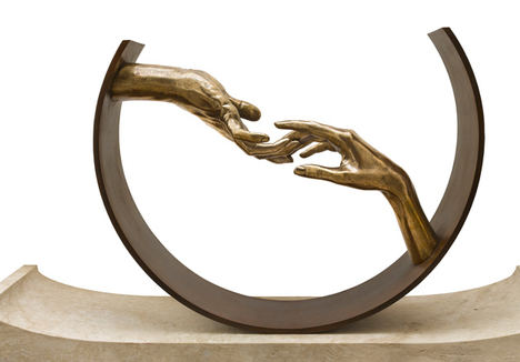 Escultura de Lorenzo Quinn.