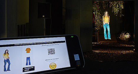 Probador virtual de ropa, realizado con hologramas visibles con luz diurna, en el Experience Centre de PwC en  Barcelona.