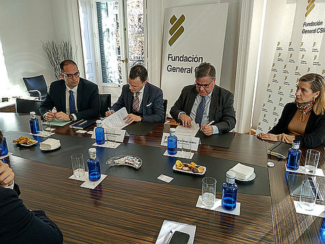 De izqda, a dcha. en el centro: El director general de F. Iniciativas, Iván Ruiz Domingo, y director general de la FGCSIC, Álvaro Giménez Cañete.