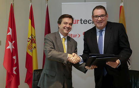 Firma del acuerdo de colaboración entre FITUR e ITH, -de izquierda a derecha-, el Director General de IFEMA, Eduardo López-Puertas, y el Presidente de ITH, Juan Molas.