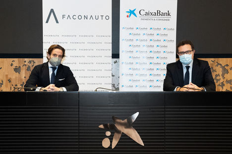 El presidente de Faconauto, Gerardo Pérez, y Xavier Oms, director de movilidad y vendors de CaixaBank Payments & Consumer, han escenificado este nuevo compromiso entre ambas organizaciones.