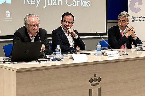 Fernando Casado, presidente de la Fundación Formación y Futuro, Alberto Zoilo Álvarez, presidente de ADEFAM, y  David Ortega, Vicerrector de Extensión Universita.