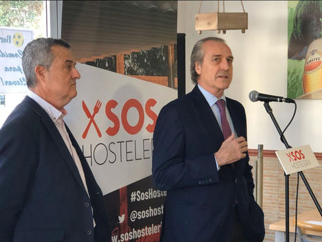 Fidel Molina, líder de SOS Hostelería, y Santiago Moreno, abogado, en un momento de la presentación de la plataforma en Valencia.