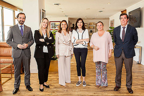 Representantes de Trasmediterránea, de la Fundación Adelias y del Club Financiero Génova, donde se ha firmado el acuerdo de colaboración.