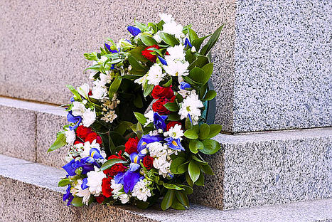 Coronas fúnebres para el último adiós a un ser querido, según floristeriaeneltanatorio.es