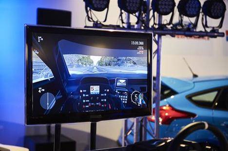 Cinco jugadores conducen un Ford GT Virtual