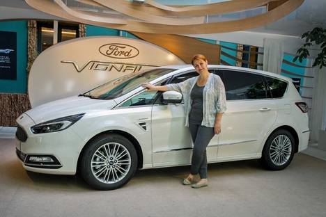 Ford S-Max Vignale y la experta en orden María Gallay