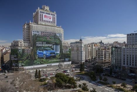 Ford instala la valla publicitaria más grande en el edificio España de Madrid