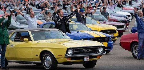 Ford vuelve a batir el récord mundial del desfile más grande de Mustangs