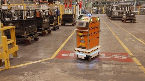 Un robot con tecnología de conducción autónoma en la planta Ford de Valencia