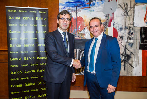 Eugenio Solla, director territorial Madrid Norte de Bankia y Miguel Ángel Leal Casado, presidente de la Asociación Gremial del Auto-Taxi de Madrid.