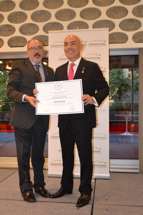 Kike Sarasola recibe la Medalla de Oro Europea al Mérito en el Trabajo