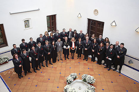 Foto de familia de la Junta de Gobierno con los jurandos y padrinos.