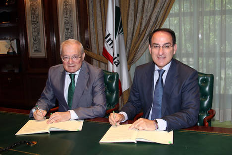 De  izqda  a  dcha: el
Presidente  de  Unicaja  Banco,  Manuel  Azuaga, y el Presidente de la CEA y
Javier González de Lara.