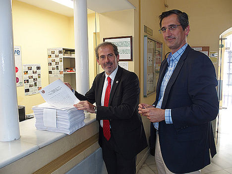 Francisco Javier Lara y Pablo Soriano, presentando las reclamaciones de Justicia Gratuita en Junta de Andalucía.