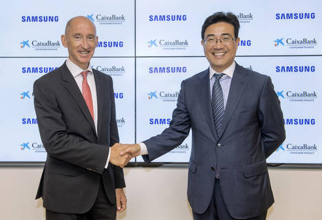 François Miqueu, consejero delegado de CaixaBank Consumer Finance, y YoungSoo Kim, Presidente de Samsung España