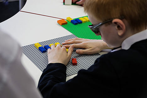 La Fundación LEGO y el Grupo LEGO se unen con asociaciones de invidentes para testar LEGO® Braille Bricks y desarrollar la amplitud de habilidades infantiles