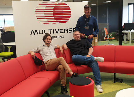 Sam Mugel (CTO), Román Orús (CSO) y, de pie, Enrique Lizaso (CEO), fundadores de Multiverse. 
