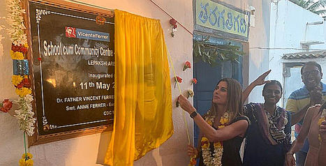 Gema Aznar, Directora General de Mary Kay España en la inauguración de la nueva escuela en la India.