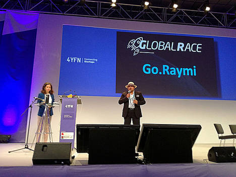 Diego López, CEO de Go.Raymi, en el momento de recoger el premio que acredita a esta startup como ganadora de la primera edición de la TOF_ Global Race.